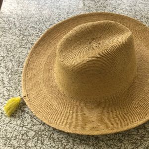 Lovely gently used. Good for gardening 👩‍🌾 or fashion.